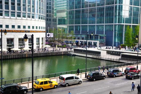LONDON, Marea Britanie - 24 aprilie 2014: Arhitectura modernă a Canary Wharf centrul principal al finanțelor globale — Fotografie, imagine de stoc