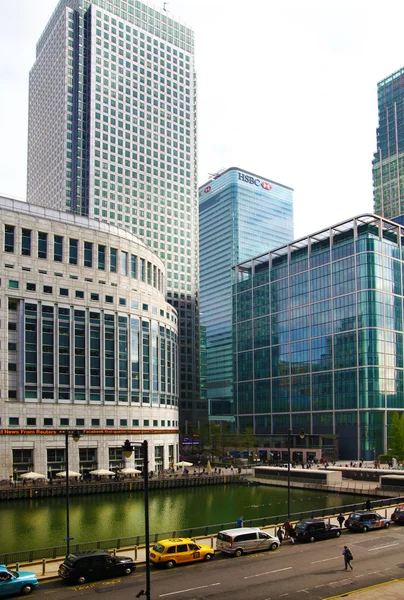 LONDRES, Reino Unido - 24 DE ABRIL DE 2014: La arquitectura moderna de Canary Wharf es el centro líder de las finanzas globales — Foto de Stock