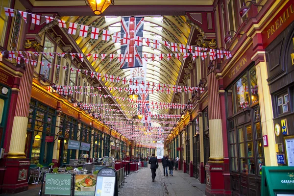 LONDRA, Regno Unito - 24 GIUGNO 2014: Architettura moderna Canary Wharf il centro leader della finanza globale — Foto Stock