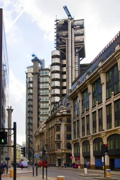 LONDON, Reino Unido - 24 de abril de 2014: Modern architecture City of London, Lloyd 's bank — Fotografia de Stock