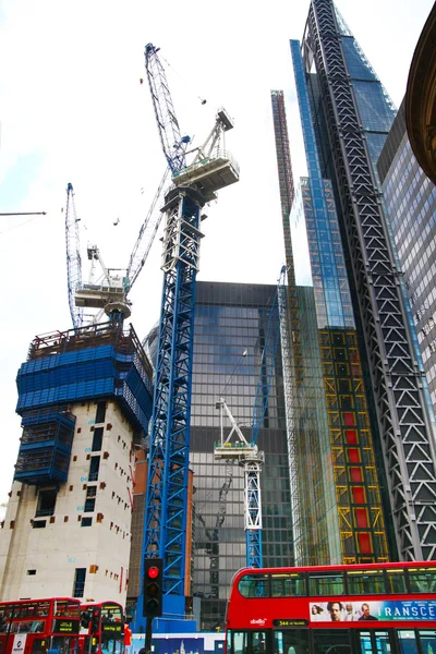 London, İngiltere - 24 Nisan 2014: Londra'nın şehrin önde gelen global finans merkezlerinden biri Vinçler ile site bina. — Stok fotoğraf