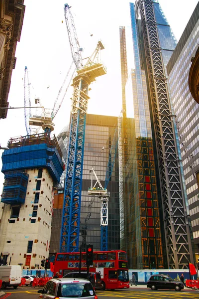 LONDRES, ROYAUME-UNI - 24 AVRIL 2014 : Site de construction avec grues dans la Ville de Londres l'un des principaux centres de financement mondial . — Photo