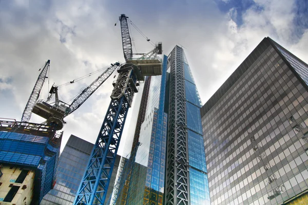 LONDRES, Reino Unido - 24 de abril de 2014: Construcción de grúas en la ciudad de Londres, uno de los principales centros de financiación mundial . — Foto de Stock