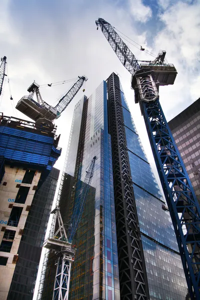London, Wielka Brytania - 24 kwietnia 2014: budynek z dźwigami w city of london, jeden z wiodących ośrodków global Finance. — Zdjęcie stockowe