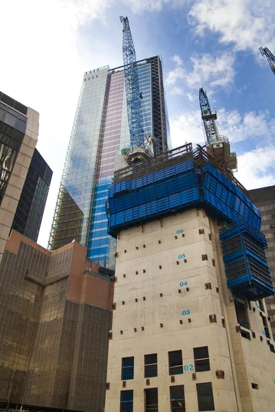 LONDRES, ROYAUME-UNI - 24 AVRIL 2014 : Site de construction avec grues dans la Ville de Londres l'un des principaux centres de financement mondial . — Photo