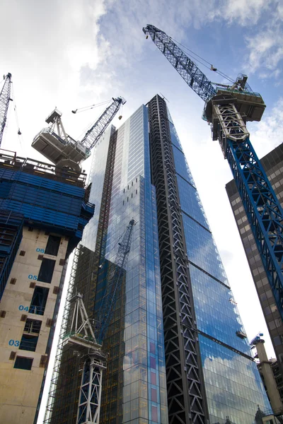 LONDRES, ROYAUME-UNI - 24 AVRIL 2014 : Site de construction avec grues dans la Ville de Londres l'un des principaux centres de financement mondial . — Photo