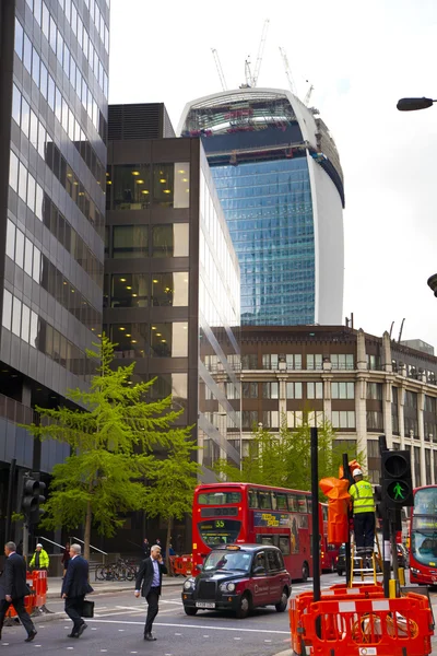 LONDON, UK - JUNE 30, 2014: Busy city of London street, leading to the Bank of England — Stock Photo, Image