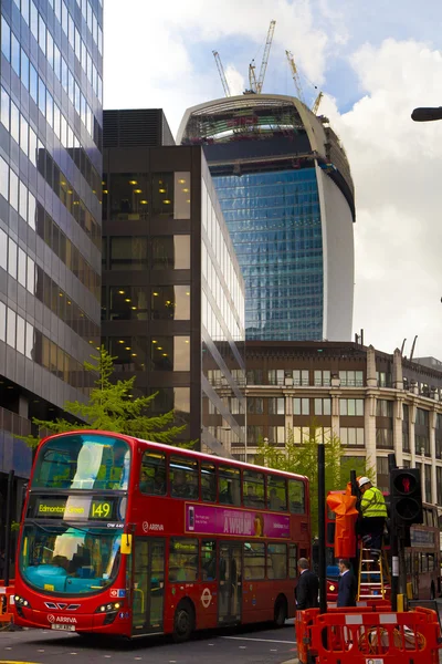 London, Verenigd Koninkrijk - 24 april 2014: bouwplaats met kranen in de city of london, een van de toonaangevende centra van globale financiën. — Stockfoto