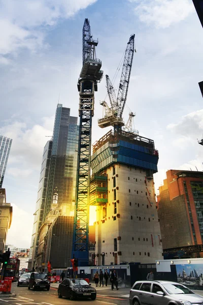 LONDRES, ROYAUME-UNI - 24 AVRIL 2014 : Site de construction avec grues dans la Ville de Londres l'un des principaux centres de financement mondial . — Photo