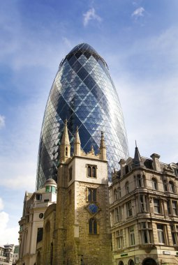 London, İngiltere - 24 Nisan 2014: cam windows doku bina Kornişon swiss re Kornişon gök binaların yansıtır, 180 metre boyunda, Londra'nın şehrin standları