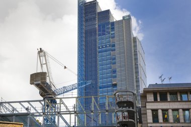 London, İngiltere - 24 Nisan 2014: Londra'nın şehrin önde gelen global finans merkezlerinden biri Vinçler ile site bina.