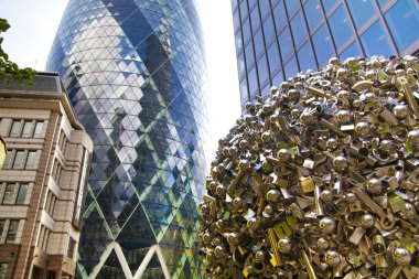 London, İngiltere - 24 Nisan 2014: cam windows doku bina Kornişon swiss re Kornişon gök binaların yansıtır, 180 metre boyunda, Londra'nın şehrin standları