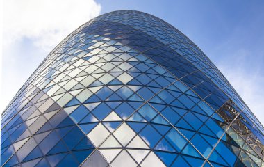 London, İngiltere - 24 Nisan 2014: cam windows doku bina Kornişon swiss re Kornişon gök binaların yansıtır, 180 metre boyunda, Londra'nın şehrin standları