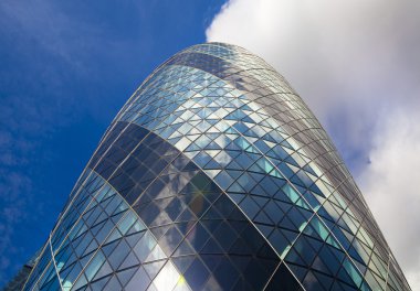 London, İngiltere - 24 Nisan 2014: cam windows doku bina Kornişon swiss re Kornişon gök binaların yansıtır, 180 metre boyunda, Londra'nın şehrin standları
