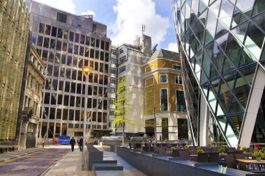 London, İngiltere - 24 Nisan 2014: cam windows doku bina Kornişon swiss re Kornişon gök binaların yansıtır, 180 metre boyunda, Londra'nın şehrin standları