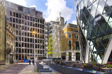London, İngiltere - 24 Nisan 2014: cam windows doku bina Kornişon swiss re Kornişon gök binaların yansıtır, 180 metre boyunda, Londra'nın şehrin standları