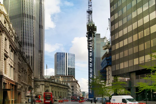 LONDRA, Regno Unito - 24 APRILE 2014: Cantiere con gru nella City di Londra uno dei principali centri di finanza globale . — Foto Stock