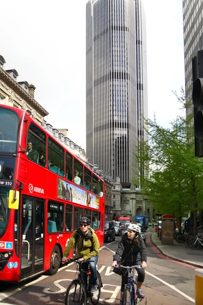 Londyn, Wielka Brytania - 24 kwietnia 2014 nowoczesna architektura City of London, banku Lloyda — Zdjęcie stockowe