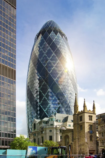 LONDRES, Reino Unido - 24 DE ABRIL DE 2014: La textura de las ventanas de cristal del edificio Gherkin refleja los edificios del cielo del suizo Re Gherkin, mide 180 metros de altura, se encuentra en la ciudad de Londres — Foto de Stock