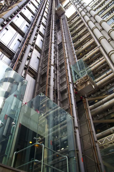 LONDRA, Regno Unito - 24 APRILE 2014: Architettura moderna City of London, Lloyd's bank — Foto Stock