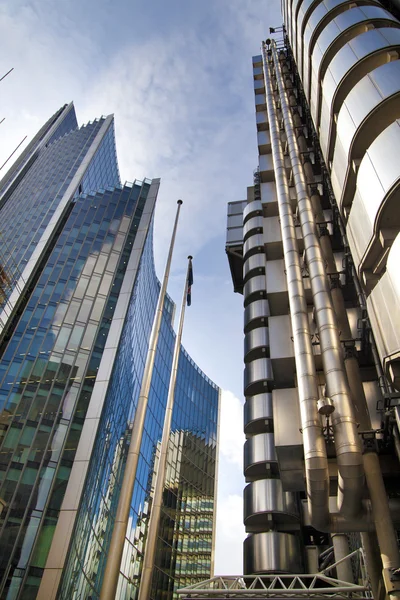 LONDRA, Regno Unito - 24 APRILE 2014: Architettura moderna City of London, Lloyd's bank — Foto Stock