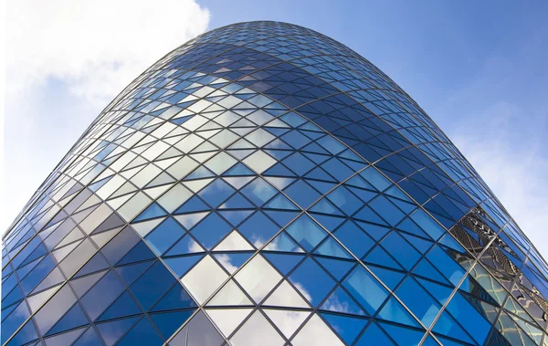 London, uk - 24. april 2014: gurke building glass windows texture reflektiert die himmelgebäude der schweizer re gurke, ist 180 meter hoch, steht in der stadt london — Stockfoto