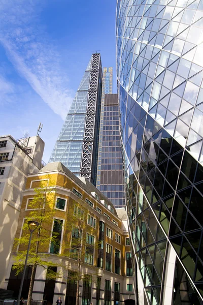 LONDRES, ROYAUME-UNI - 24 AVRIL 2014 : La texture des vitraux du bâtiment Gherkin reflète les bâtiments célestes du Swiss Re Gherkin, haut de 180 mètres, se dresse dans la ville de Londres — Photo