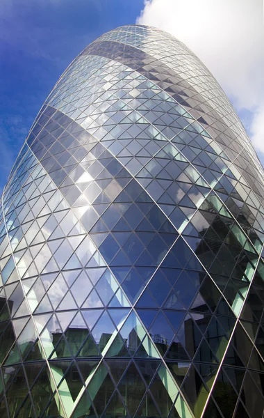 LONDRA, Regno Unito - 24 APRILE 2014: La struttura delle finestre in vetro della costruzione di Gherkin riflette gli edifici del cielo della Svizzera Re Gherkin, è alta 180 metri, si trova nella City di Londra — Foto Stock