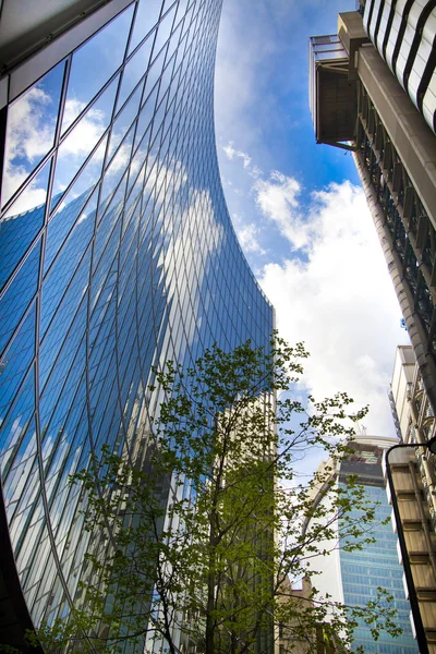 LONDRES, Reino Unido - 24 DE ABRIL DE 2014: Arquitectura moderna City of London, Lloyd 's bank —  Fotos de Stock