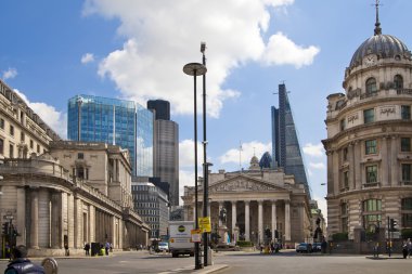 London, İngiltere - 30 Haziran 2014: İngiltere'nin banka. trafik ve Ofis çalışanları ile kare