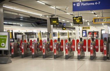 London, İngiltere - Ağustos 4, 2014: canary wharf london dlr docklands istasyonu