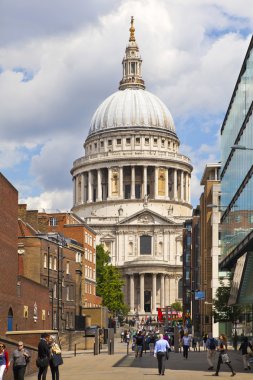 London, İngiltere - ö. 6 Temmuz 2014: st. paul's cathedral yanında Kraliçe victoria Anıtı