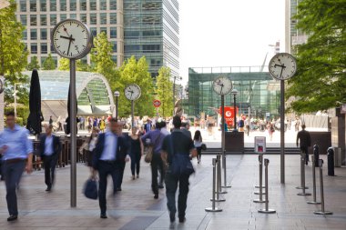 Londra, İngiltere - 03 Temmuz 2014: İnsanlar bulanıklık. Office insanlar hızlı Canary Wharf ARIA sabahın erken saatlerinde, işe gitmek hareketli
