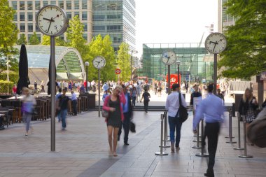 Londra, İngiltere - 03 Temmuz 2014: İnsanlar bulanıklık. Office insanlar hızlı Canary Wharf ARIA sabahın erken saatlerinde, işe gitmek hareketli