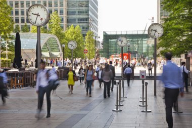 Londra, İngiltere - 03 Temmuz 2014: İnsanlar bulanıklık. Office insanlar hızlı Canary Wharf ARIA sabahın erken saatlerinde, işe gitmek hareketli