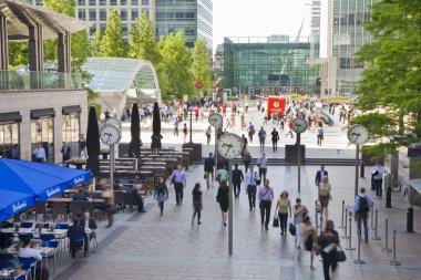 Londra, İngiltere - 03 Temmuz 2014: İnsanlar bulanıklık. Office insanlar hızlı Canary Wharf ARIA sabahın erken saatlerinde, işe gitmek hareketli