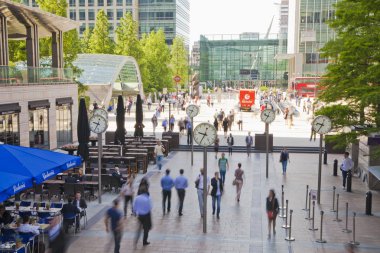 Londra, İngiltere - 03 Temmuz 2014: İnsanlar bulanıklık. Office insanlar hızlı Canary Wharf ARIA sabahın erken saatlerinde, işe gitmek hareketli