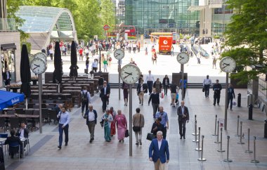 Londra, İngiltere - 03 Temmuz 2014: İnsanlar bulanıklık. Office insanlar hızlı Canary Wharf ARIA sabahın erken saatlerinde, işe gitmek hareketli