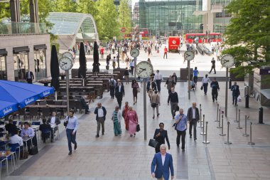 Londra, İngiltere - 03 Temmuz 2014: İnsanlar bulanıklık. Office insanlar hızlı Canary Wharf ARIA sabahın erken saatlerinde, işe gitmek hareketli