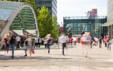 Londra, İngiltere - 03 Temmuz 2014: İnsanlar bulanıklık. Office insanlar hızlı Canary Wharf ARIA sabahın erken saatlerinde, işe gitmek hareketli