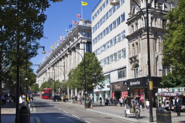 London, İngiltere - 03 Temmuz 2014: oxford street, ünlü moda butikleri ve büyük mağaza ile posta alışveriş üzerindeki selfridges superstore