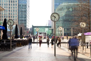 Londra, İngiltere - 03 Temmuz 2014: İnsanlar bulanıklık. Office insanlar hızlı Canary Wharf ARIA sabahın erken saatlerinde, işe gitmek hareketli