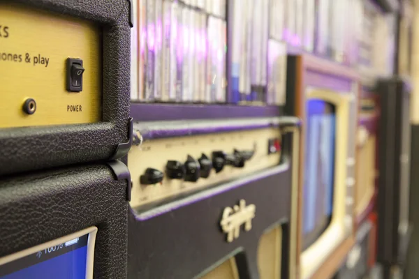 LONDON, UK - MAY 18, 2014  Decorative front panel, background made of old radio, TV, collection of dicks and video tapes — Stock Fotó