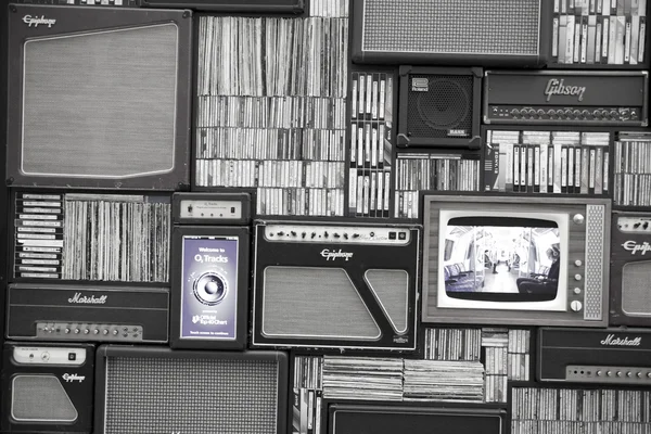 LONDRA, Regno Unito - 18 MAGGIO 2014 Pannello frontale decorativo, sfondo fatto di vecchia radio, TV, raccolta di cazzi e videocassette — Foto Stock