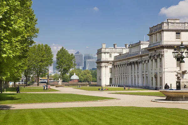 LONDRA, Regno Unito - 17 giugno 2014: Canary Wharf business and banking aria view from the hill — Foto Stock