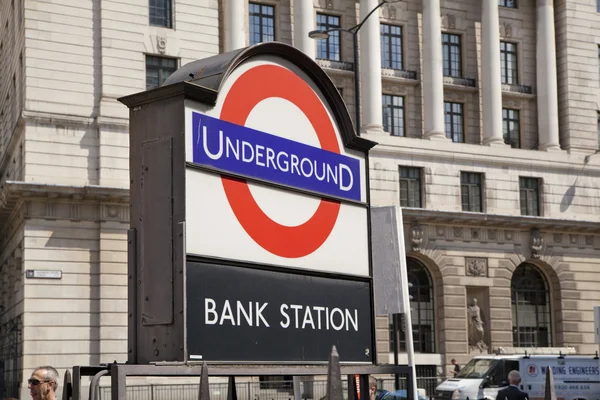 London, UK - 30. Juni 2014: Bank of England. Platz mit Verkehr und Büroangestellten — Stockfoto