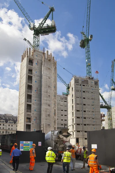 LONDRES, Reino Unido - JULHO 03, 2014: Grande estaleiro no Bank of England aria. Apagar novos edifícios de escritórios e apartamentos — Fotografia de Stock