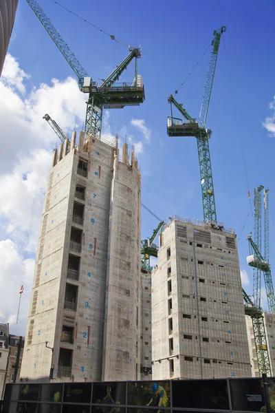 LONDRES, Reino Unido - 03 DE JULIO DE 2014: Gran obra en el aria del Banco de Inglaterra. Borrar nuevos edificios de oficinas y apartamentos — Foto de Stock