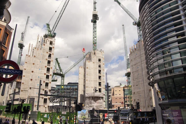 ЛОНДОН, Великобритания - 03 июля 2014 г.: Большая строительная площадка в арии Банка Англии. Стирание новых офисных и жилых зданий — стоковое фото