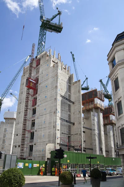 LONDON, Marea Britanie - 03 IULIE 2014: Şantier mare în zona Băncii Angliei. Erasing noi clădiri de birouri și apartamente — Fotografie, imagine de stoc